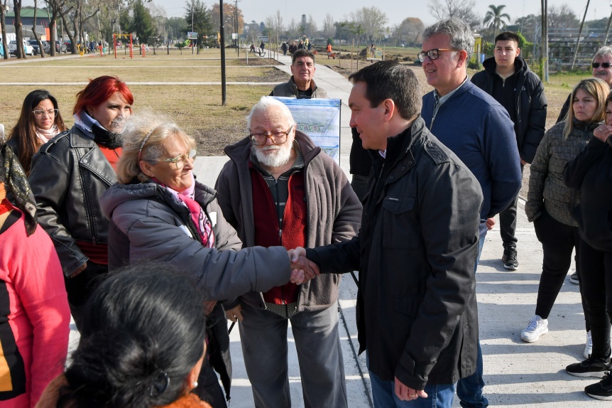 Mejoran los espacios verdes de Florencio Varela mediante inversión municipal