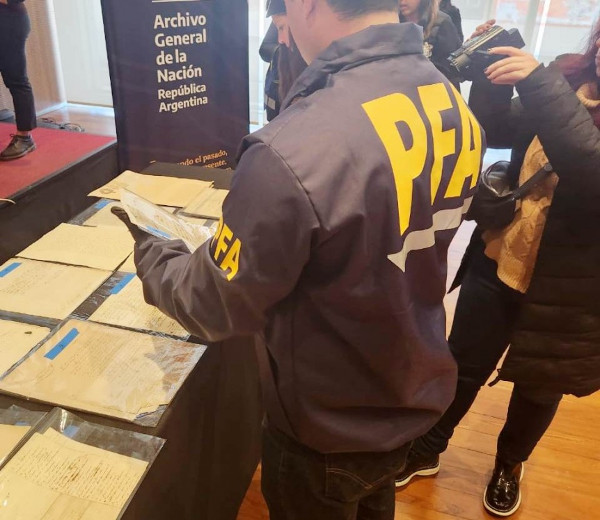 Recuperaron más de 200 documentos históricos que estaban abandonados en la Aduana