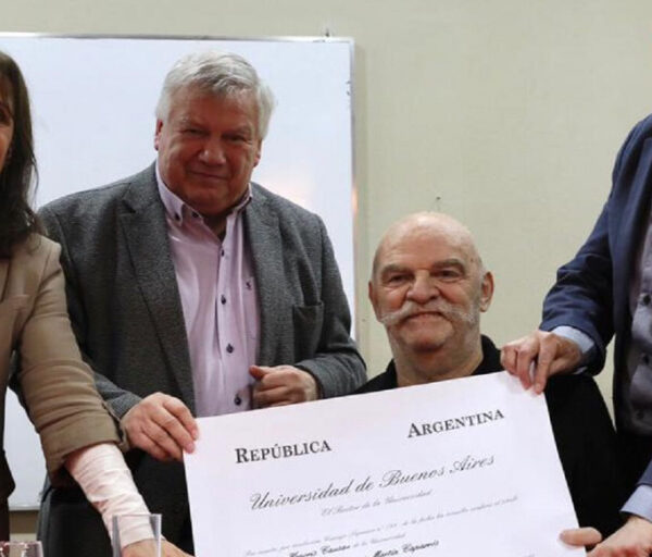 Caparrós recibió el doctorado Honoris Causa: “en medio del desastre, la UBA no ha caído”