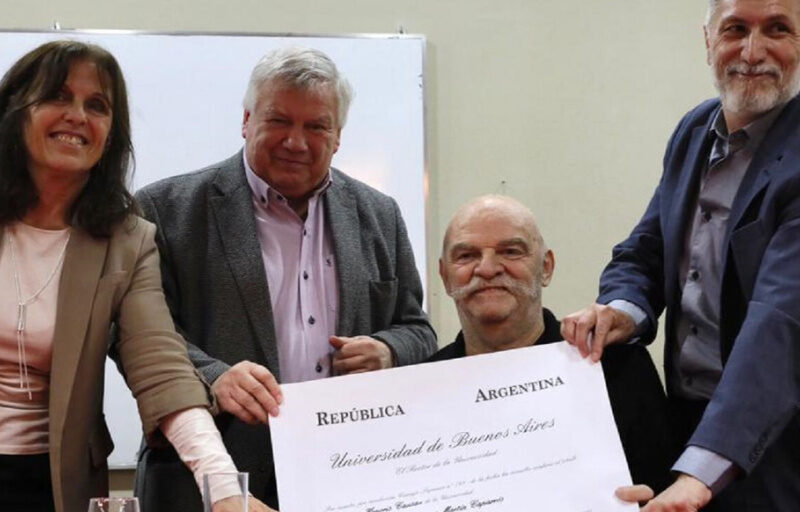 Caparrós recibió el doctorado Honoris Causa: “en medio del desastre, la UBA no ha caído”