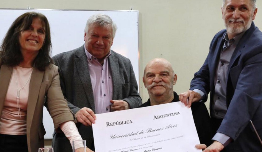 Caparrós recibió el doctorado Honoris Causa: “en medio del desastre, la UBA no ha caído”
