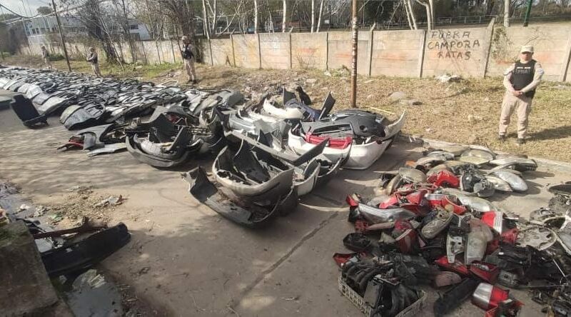 Detenidos y cientos de autopartes en galpón donde desguazaban autos en la ribera de Quilmes