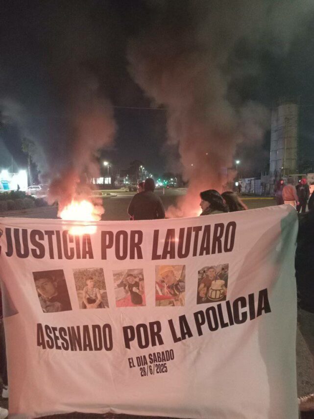 Reclamo de justicia de los familiares del joven que murió tras violento choque contra un patrullero en la Rotonda de Pasco
