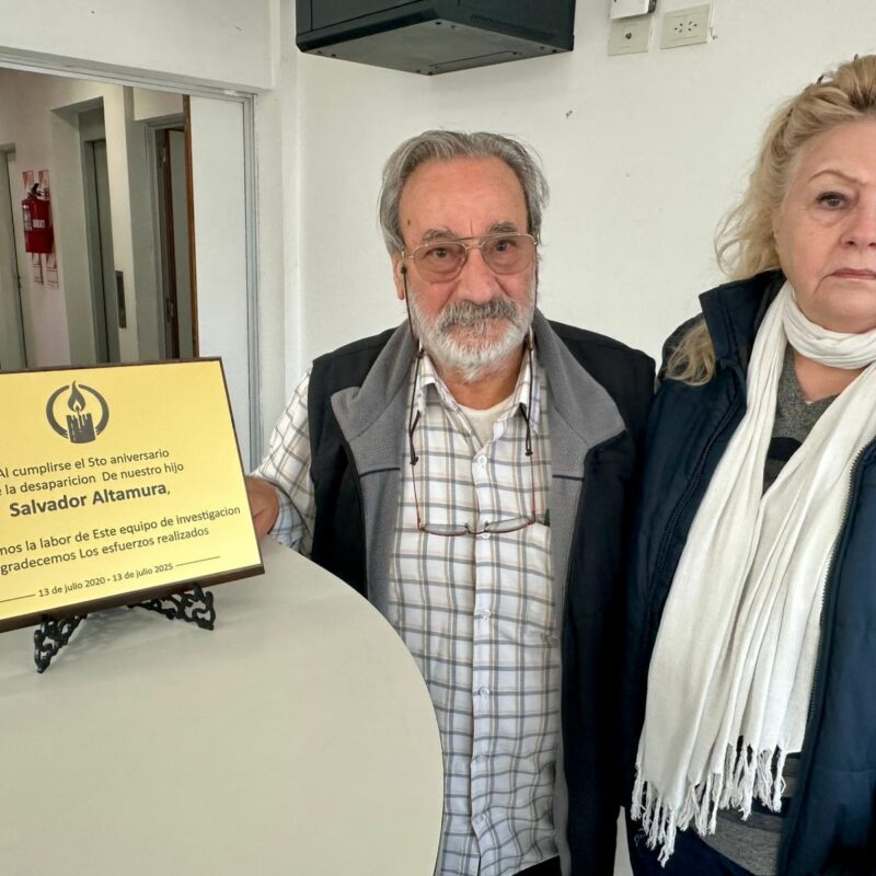 Los padres de Salvador Altamura entregaron una plaqueta en agradecimiento al personal policial de la DDI Quilmes
