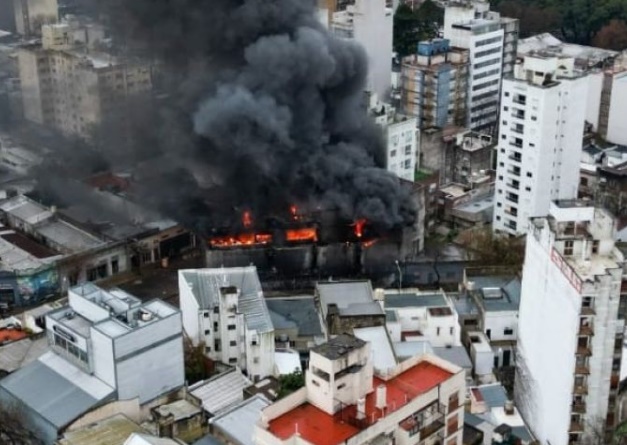 Voraz incendio en un depósito de electrodomésticos en La Plata: evacuaron a los vecinos