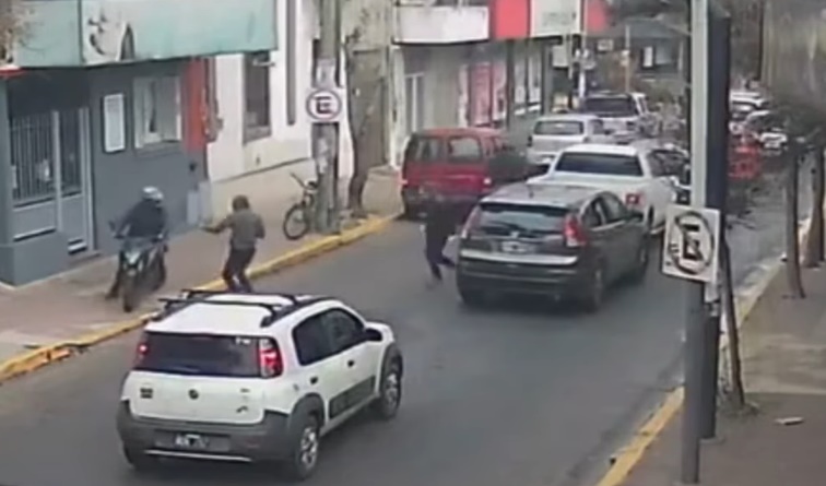 Inseguridad en pleno centro de Berazategui: motochorros le robaron en medio de un embotellamiento de tránsito
