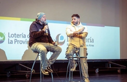 Juego compulsivo: el periodista Nicolás Cayetano brindó una charla ante más de 400 estudiantes de Quilmes