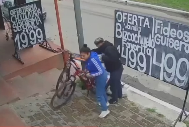 Robo de bicicletas en Berazategui: filmados por cámaras de seguridad en pleno ilícito