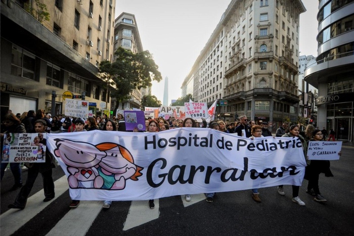 Marcha del Garrahan: trabajadores, médicos, residentes y gremios se movilizaron a Plaza de Mayo