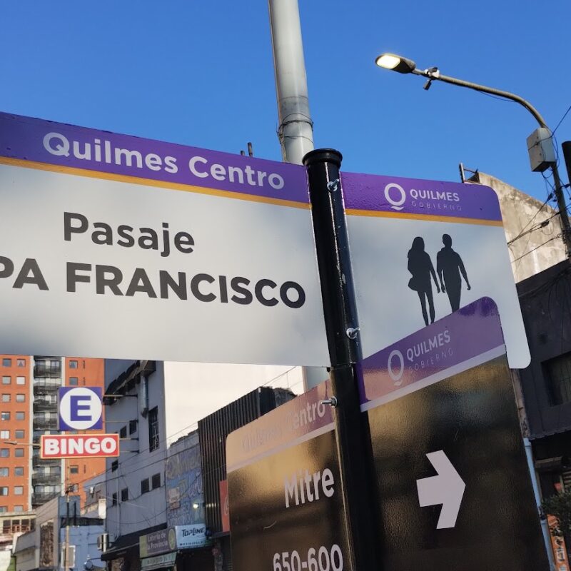 Misa por la Pascua de Novak: mañana impondrán el nombre de Papa Francisco a un tramo de Rivadavia en Quilmes