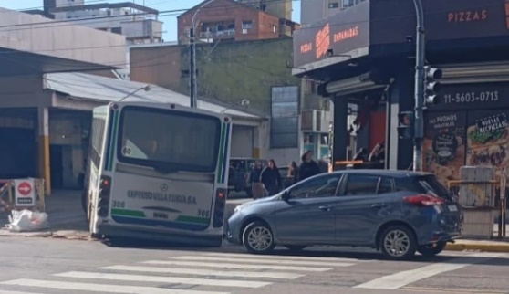 Colectivo quedó atrapado en un bache en pleno centro de Quilmes tras ceder el asfalto