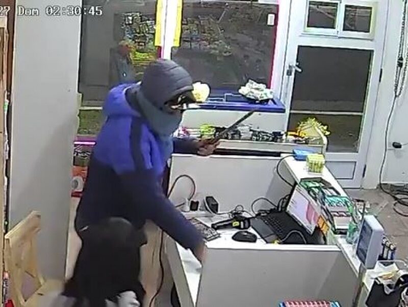 Berazategui: violento robo en un maxikiosco; rompió el vidrio y amenazó con un arma blanca