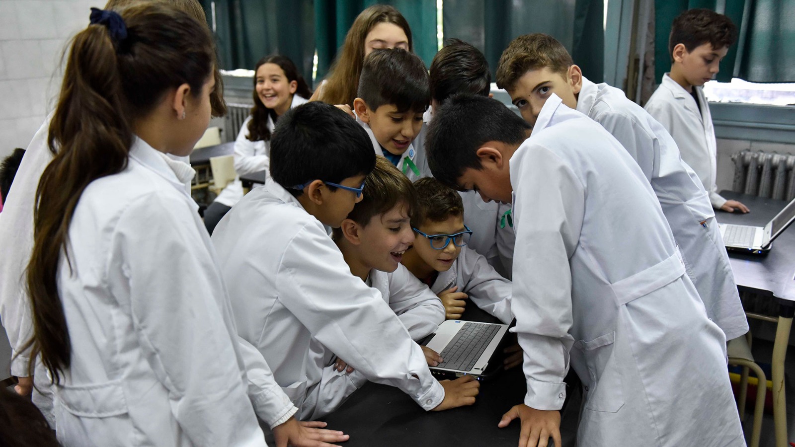 Proponen la enseñanza obligatoria de Inteligencia Artificial en escuelas bonaerenses