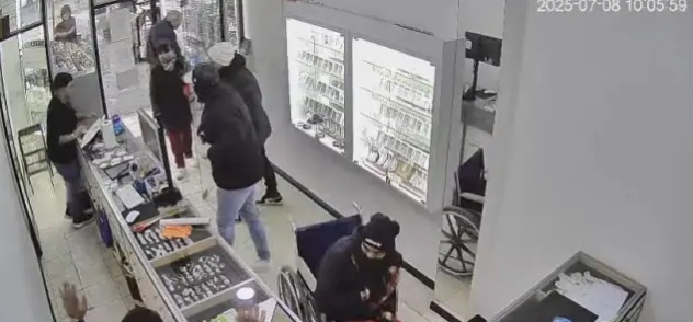 Robo exprés en Solano: entró en silla de ruedas, pero era parte de un grupo que vació una joyería en menos de un minuto