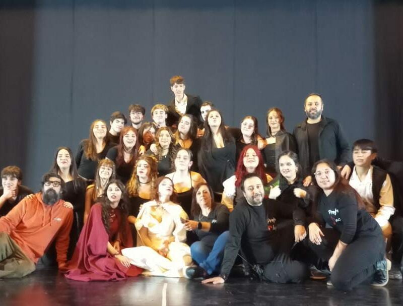 Alumnos del Santa Teresita de Ezpeleta brillaron con la obra Drácula en el Teatro Municipal de Quilmes