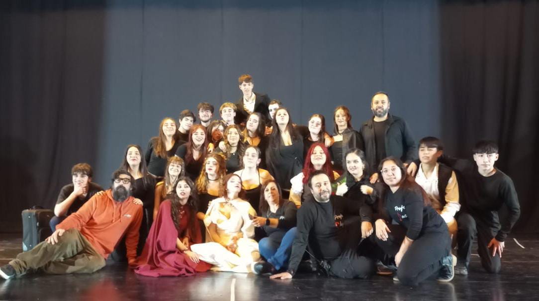 Alumnos del Santa Teresita de Ezpeleta brillaron con la obra Drácula en el Teatro Municipal de Quilmes