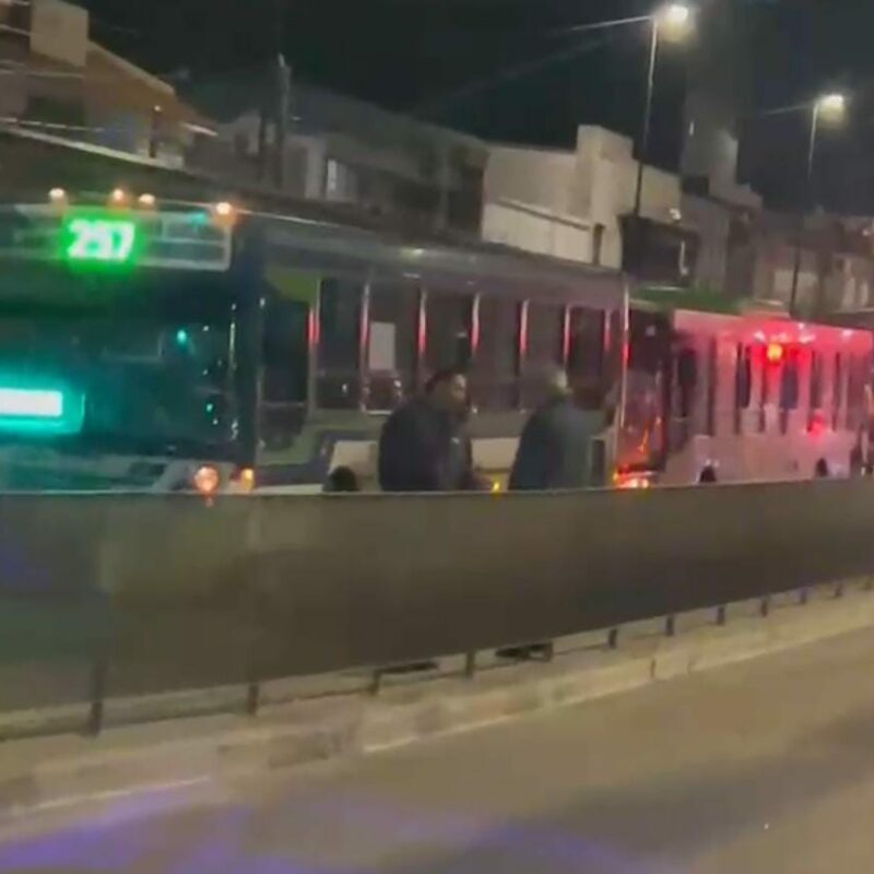 Quilmes Oeste: choque múltiple de colectivos en el Metrobus Calchaquí; más de una decena de heridos