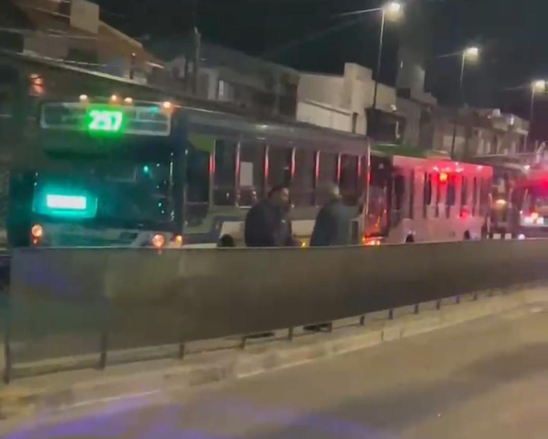 Quilmes Oeste: choque múltiple de colectivos en el Metrobus Calchaquí; más de una decena de heridos