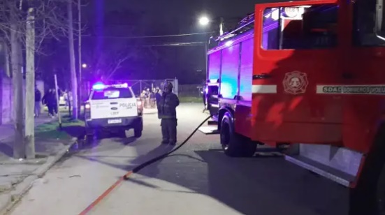 Detenido acusado de matar a vecino en Quilmes Este de una puñalada: horas más tarde familiares del fallecido quemaron la casa al imputado