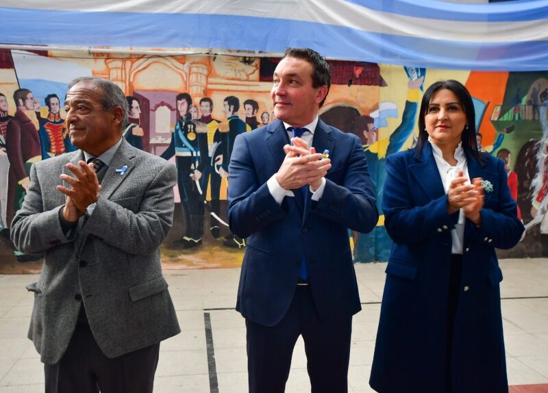 Florencio Varela: Watson conmemoró el Día de la Independencia junto a instituciones