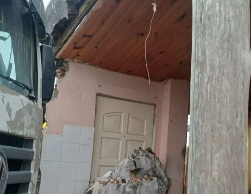 Camión chocó contra una casa, derrumbó una parte y dejó tres heridos en inmediaciones del Triángulo de Bernal