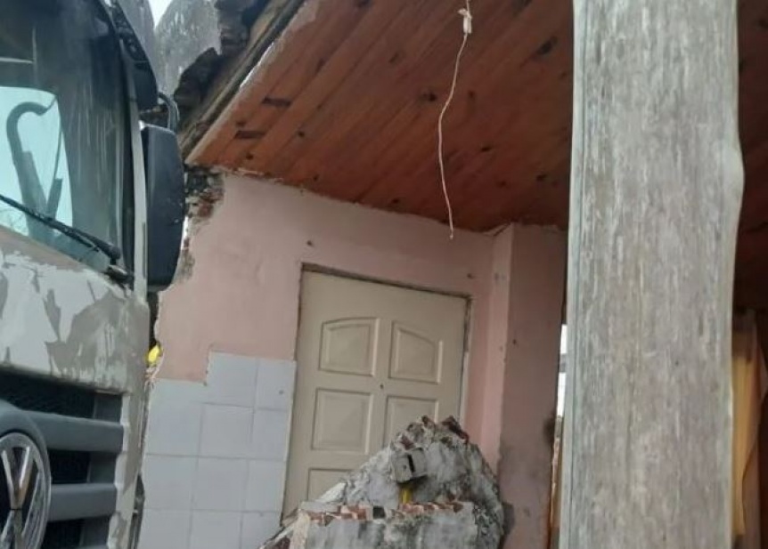 Camión chocó contra una casa, derrumbó una parte y dejó tres heridos en inmediaciones del Triángulo de Bernal