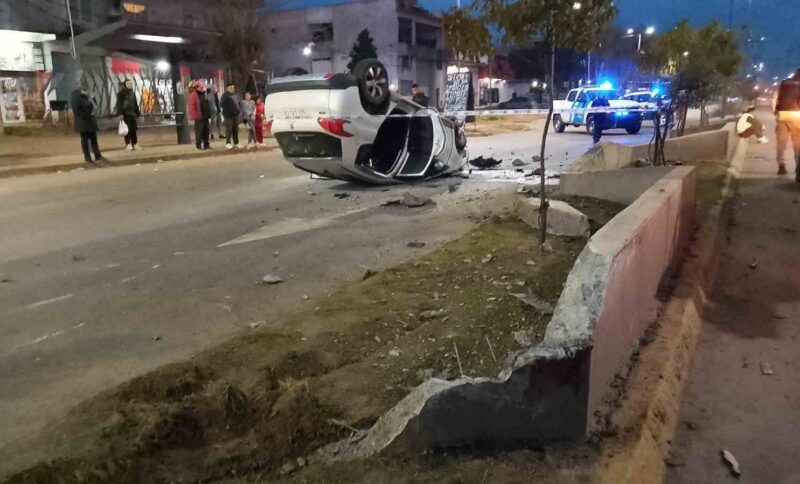 Manejaba alcoholizado, perdió el control del auto y volcó en Ezpeleta