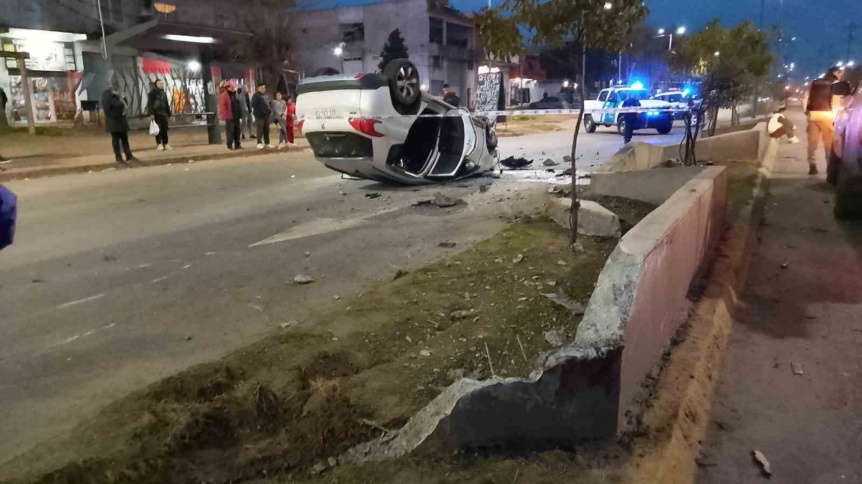 Manejaba alcoholizado, perdió el control del auto y volcó en Ezpeleta