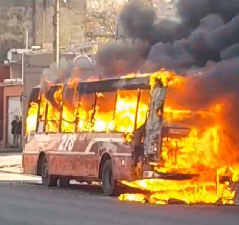 Se incendió un colectivo en Quilmes: no hubo heridos
