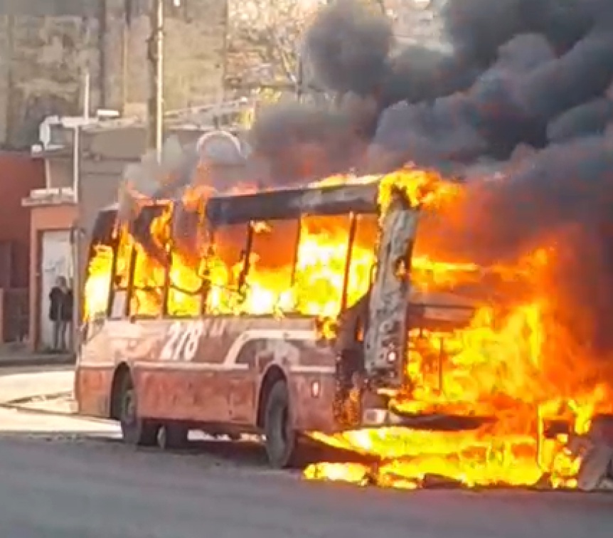 Se incendió un colectivo en Quilmes: no hubo heridos