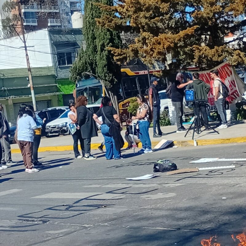 Piden el cierre definitivo de la tosquera de Scarpato y marcharon a la Municipalidad de Varela a 16 años de la tragedia
