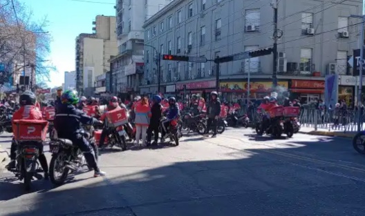 Protesta de trabajadores de aplicaciones por las calles quilmeñas