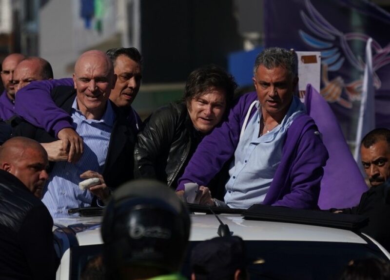 Le tiraron piedrazos a la caravana de Javier Milei en Lomas de Zamora y José Luis Espert se escapó en moto