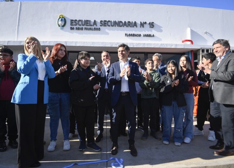 Axel Kicillof y el intendente Andrés Watson inauguraron una escuela secundaria en Florencio Varela