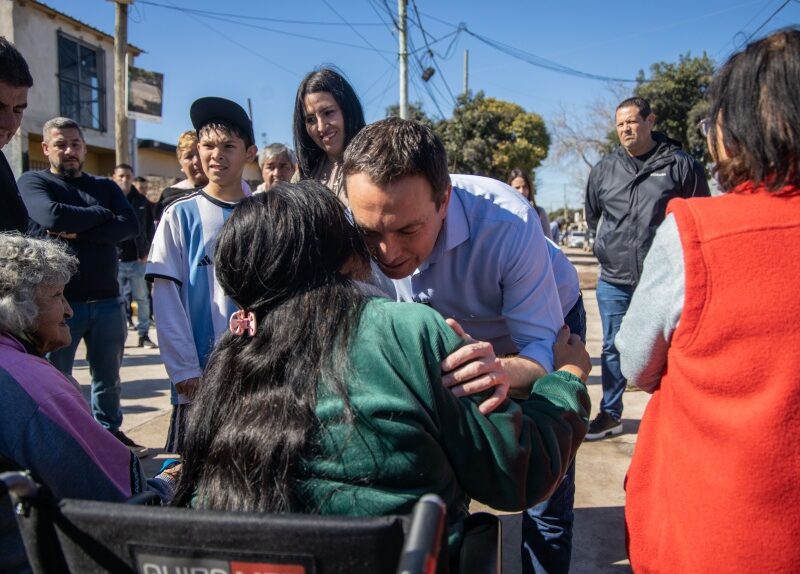 Florencio Varela: Andrés Watson monitoreó el avance de una pavimentación en Km 26.700