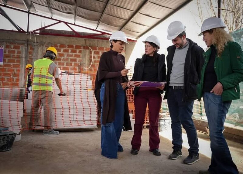 Mayra Mendoza y Ceci Soler visitaron la obra de la Biblioteca y Centro Cultural IAPI