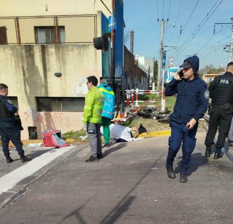 Tragedia en las vías: delivery falleció en Quilmes al ser arrollado por el Tren Roca
