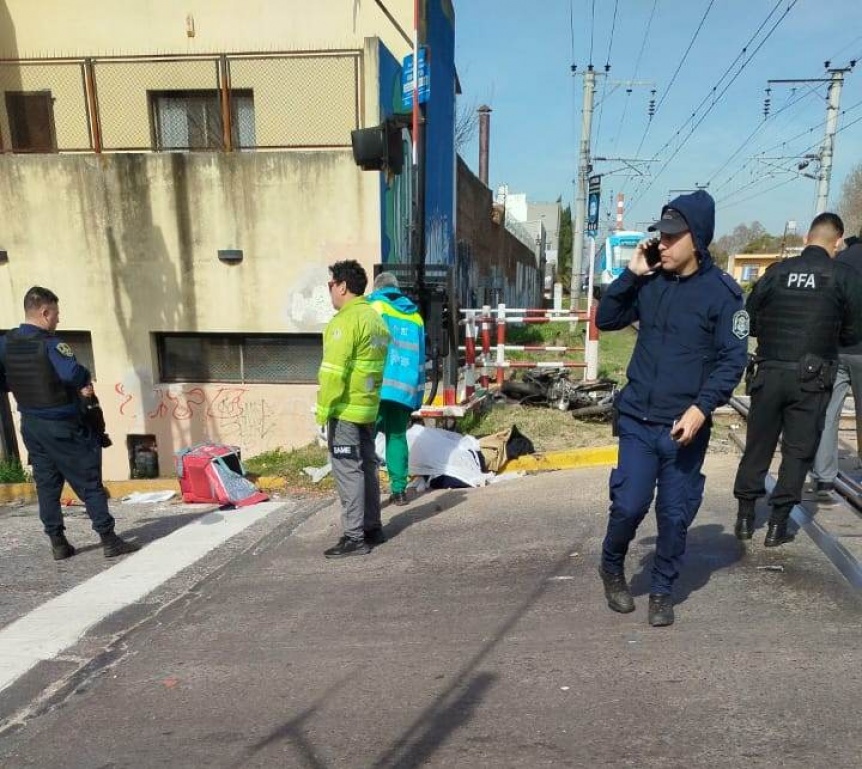 Tragedia en las vías: delivery falleció en Quilmes al ser arrollado por el Tren Roca