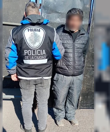 Todo por los colores: fue a ver un partido de Barracas Central y quedó detenido por un asesinato