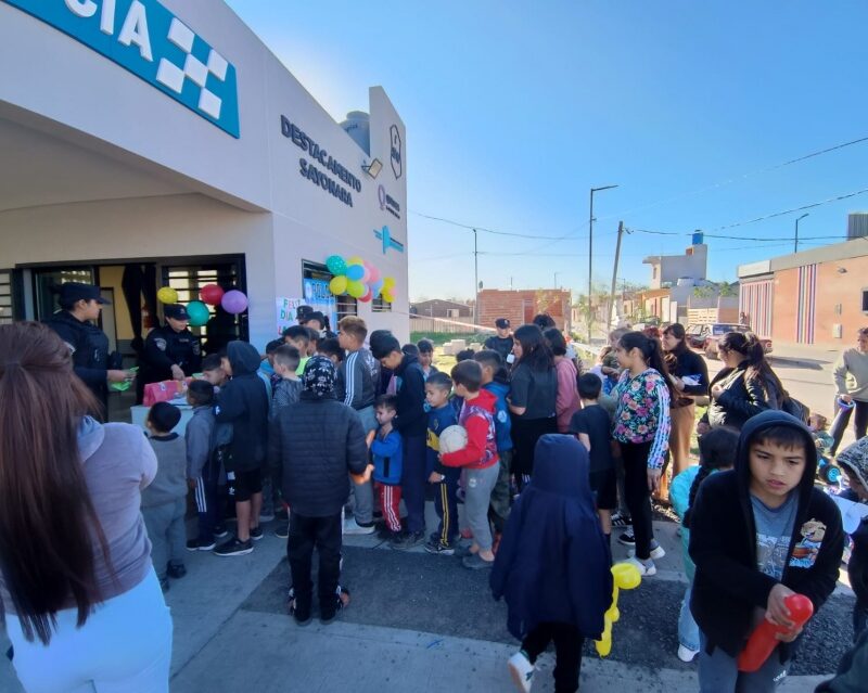 La Policía Barrial de Aproximación de Quilmes organizó una fiesta solidaria por el Día de la Niñez