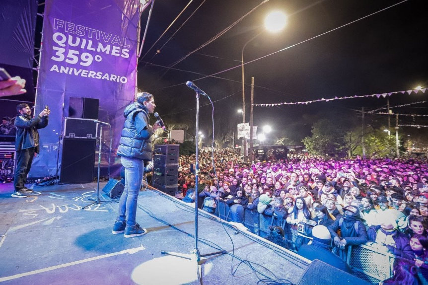 Mayra Mendoza junto a miles de vecinos en una nueva edición del Festival Somos Quilmes