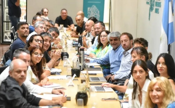 Estatales y docentes esperan el llamado de Provincia para retomar las paritarias