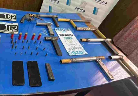 Ezpeleta: allanan y secuestran armas tumberas