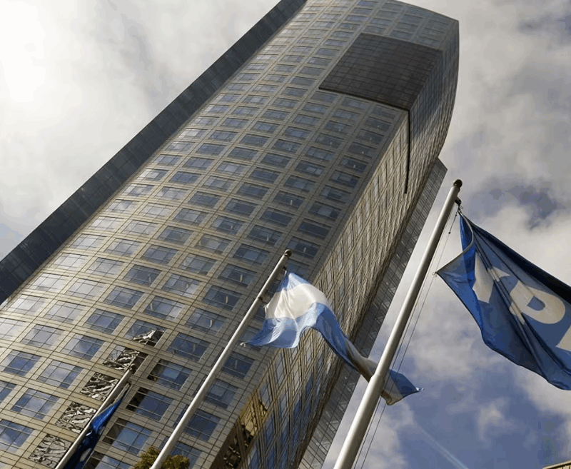 YPF: la Justicia de Estados Unidos suspendió la orden de entregar las acciones mientras Argentina apela