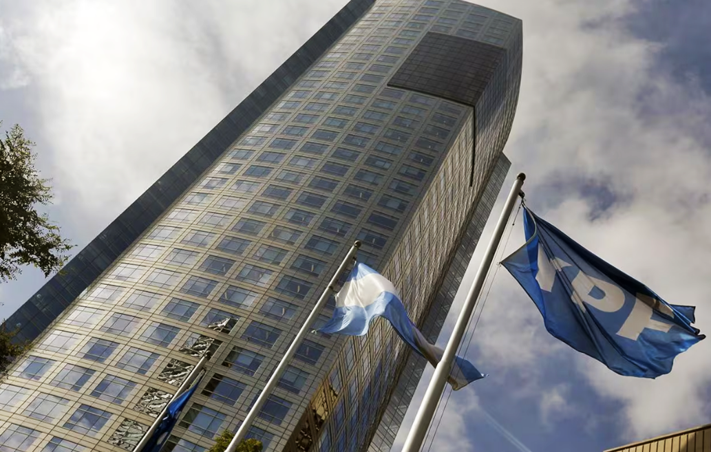 YPF: la Justicia de Estados Unidos suspendió la orden de entregar las acciones mientras Argentina apela