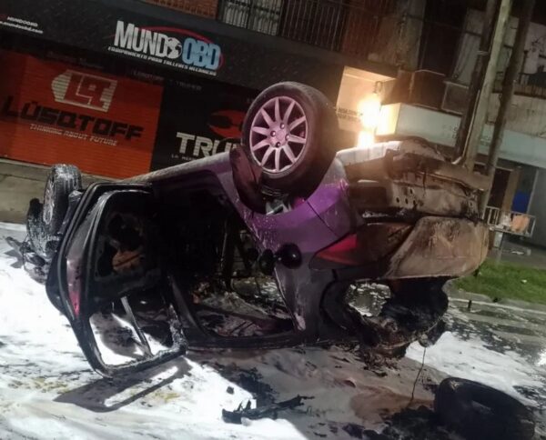 Choque y vuelco en Quilmes Oeste: auto se incendió y terminó destruido
