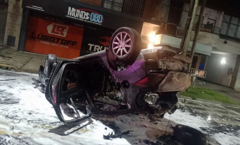 Choque y vuelco en Quilmes Oeste: auto se incendió y terminó destruido