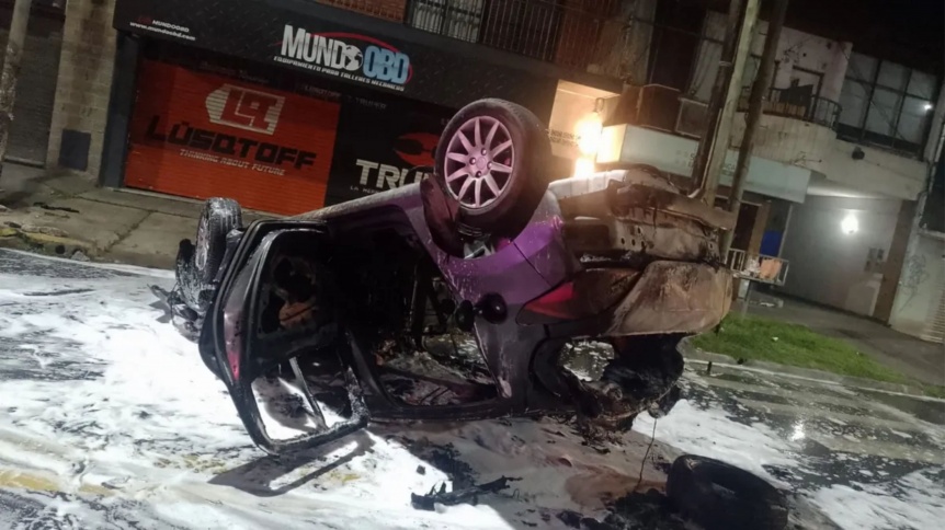 Choque y vuelco en Quilmes Oeste: auto se incendió y terminó destruido