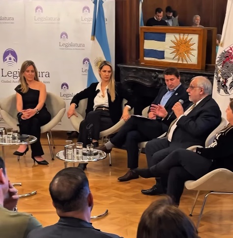 Conversatorio sobre las “Familias Destruidas: falsas denuncias” en la Legislatura Porteña