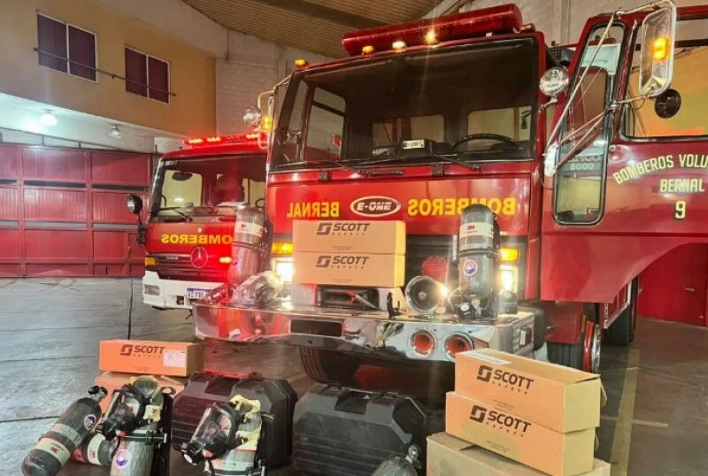 Los Bomberos de Bernal sumaron nuevos equipos de respiración autónoma gracias al apoyo de la comunidad